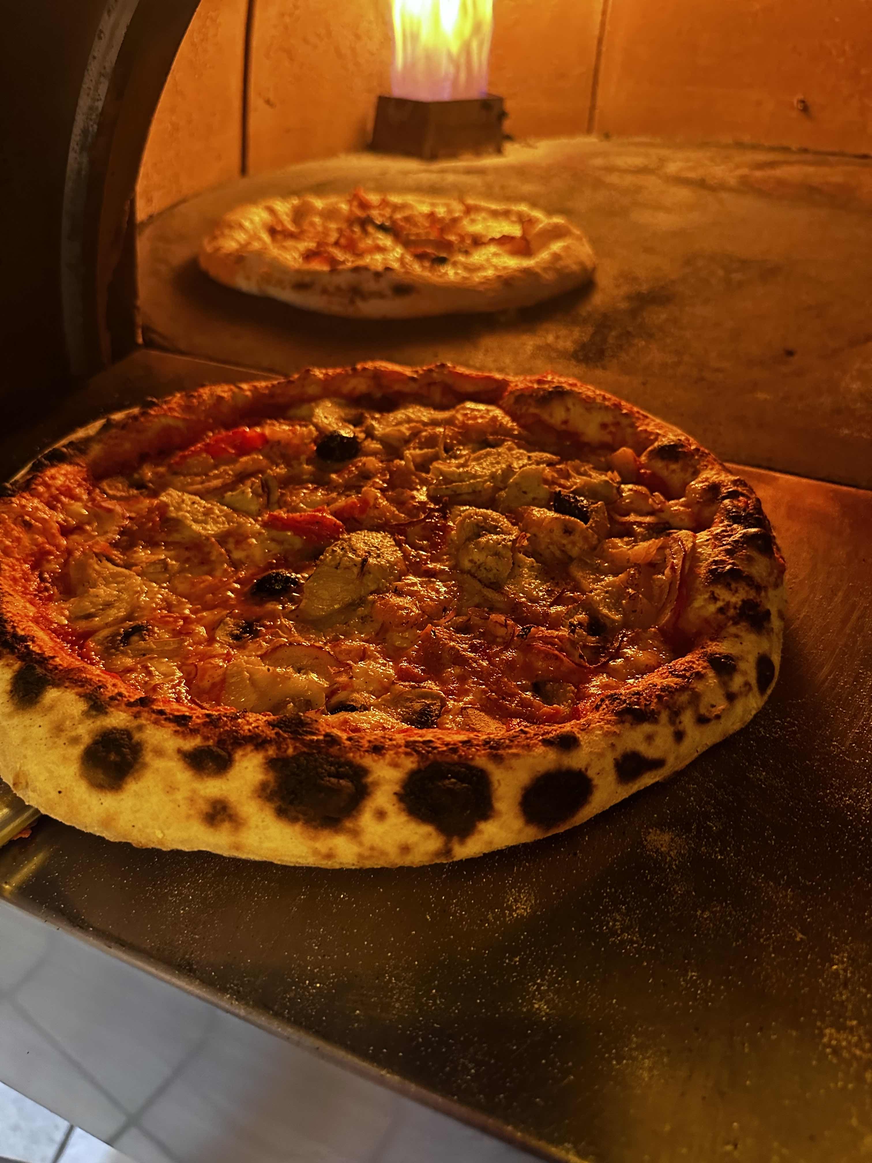 Pizza artichauts devant le four